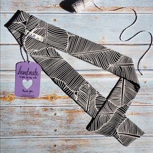 White and black skinny hair scarf.